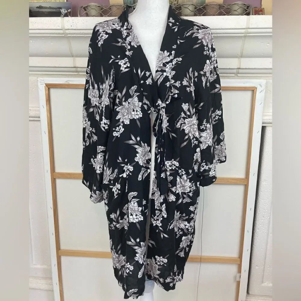 Spiritual Gangster longer dark floral kimono ties mid chest great pockets❤️